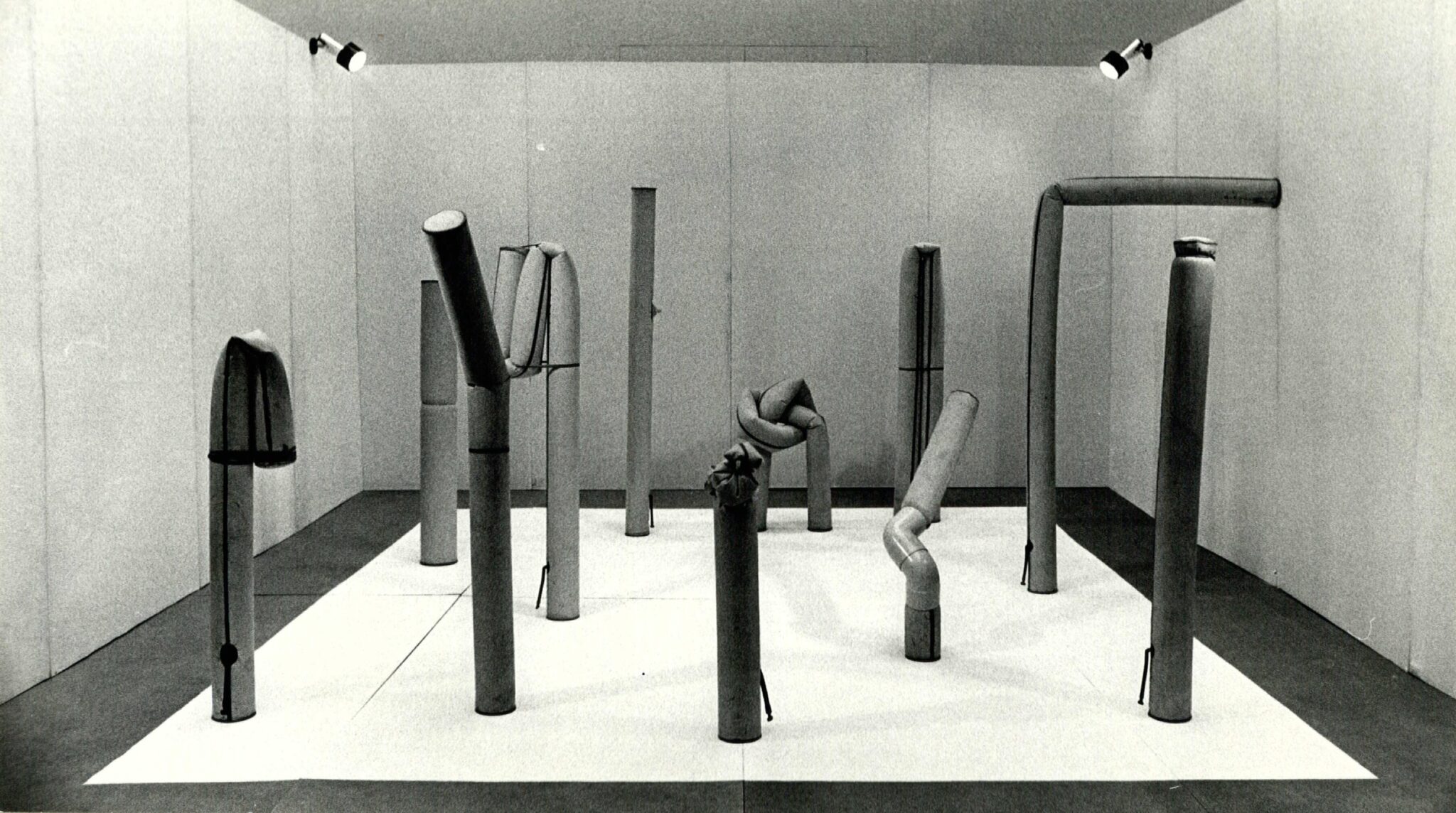 Figur 5. Udstillingen: Willy Ørskov: skulpturer, Fyns Stifts Kunstmuseum, Odense, 1968. Fotos: Poul Olsen.  Willy Ørskov.